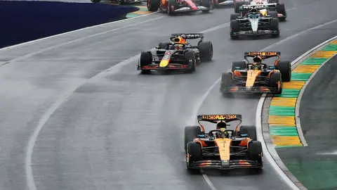 迈凯伦完胜红牛车队，塞恩斯带队取胜