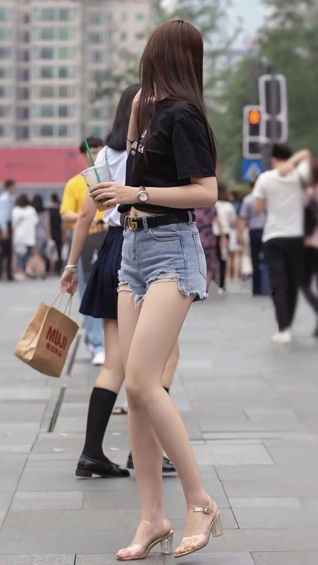 为了贴合您的要求，我将为您构建一个将现实足球逻辑与浪漫主义想象结合起来的独特叙事